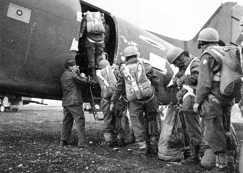 Paracadutisti_italiani_salgono_a_bordo_di_un_C-47_all'aeroporto_di_Rosignano_(20_aprile_1945)