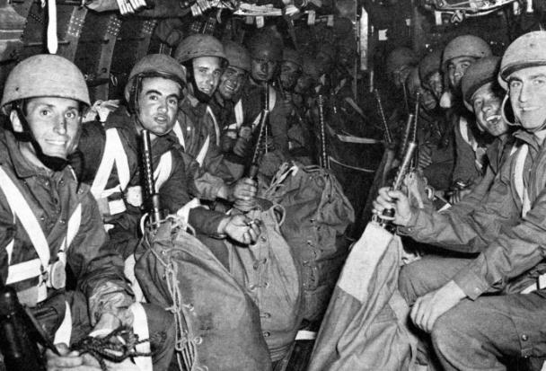 Paracadutisti_italiani_verso_la_zona_di_lancio_dell'operazione_Herring